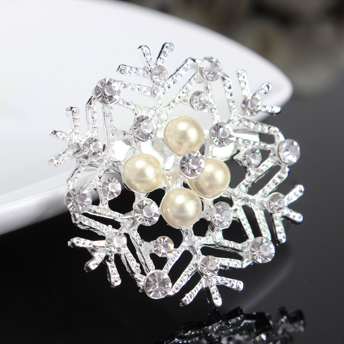 Christmas-Gift-Simple-Pearl-Rhinestone-Multicolor-Snowflake-Brooches-1093276